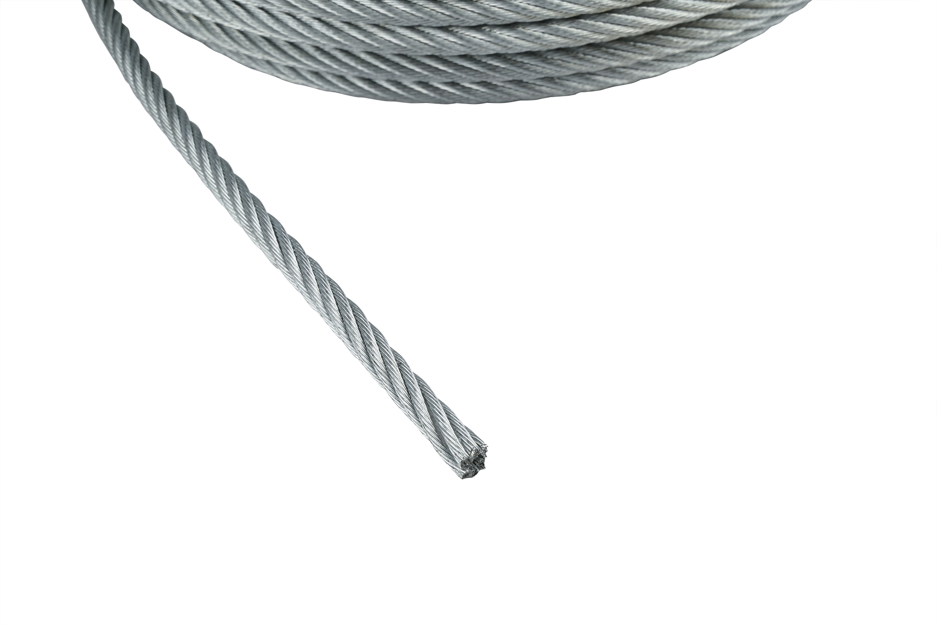 Grijze staalkabel met gevlochten structuur op een witte achtergrond