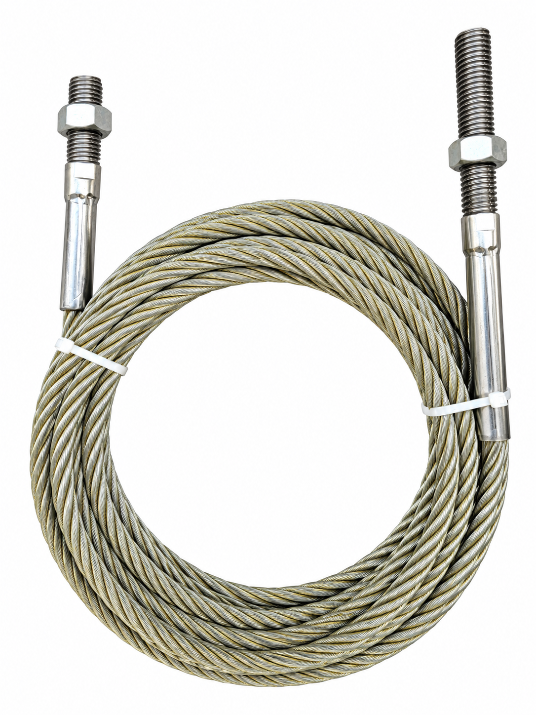 Opgerolde staalkabel met metalen draadeinden en moeren op een witte achtergrond