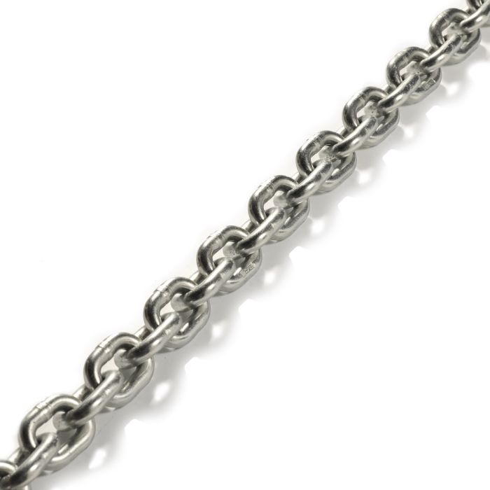 Metalen schakelketting diagonaal op een witte achtergrond