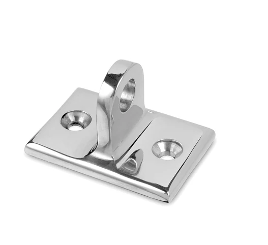 Glanzende metalen bevestigingsplaat met twee schroefgaten en opstaande oogbeugel
